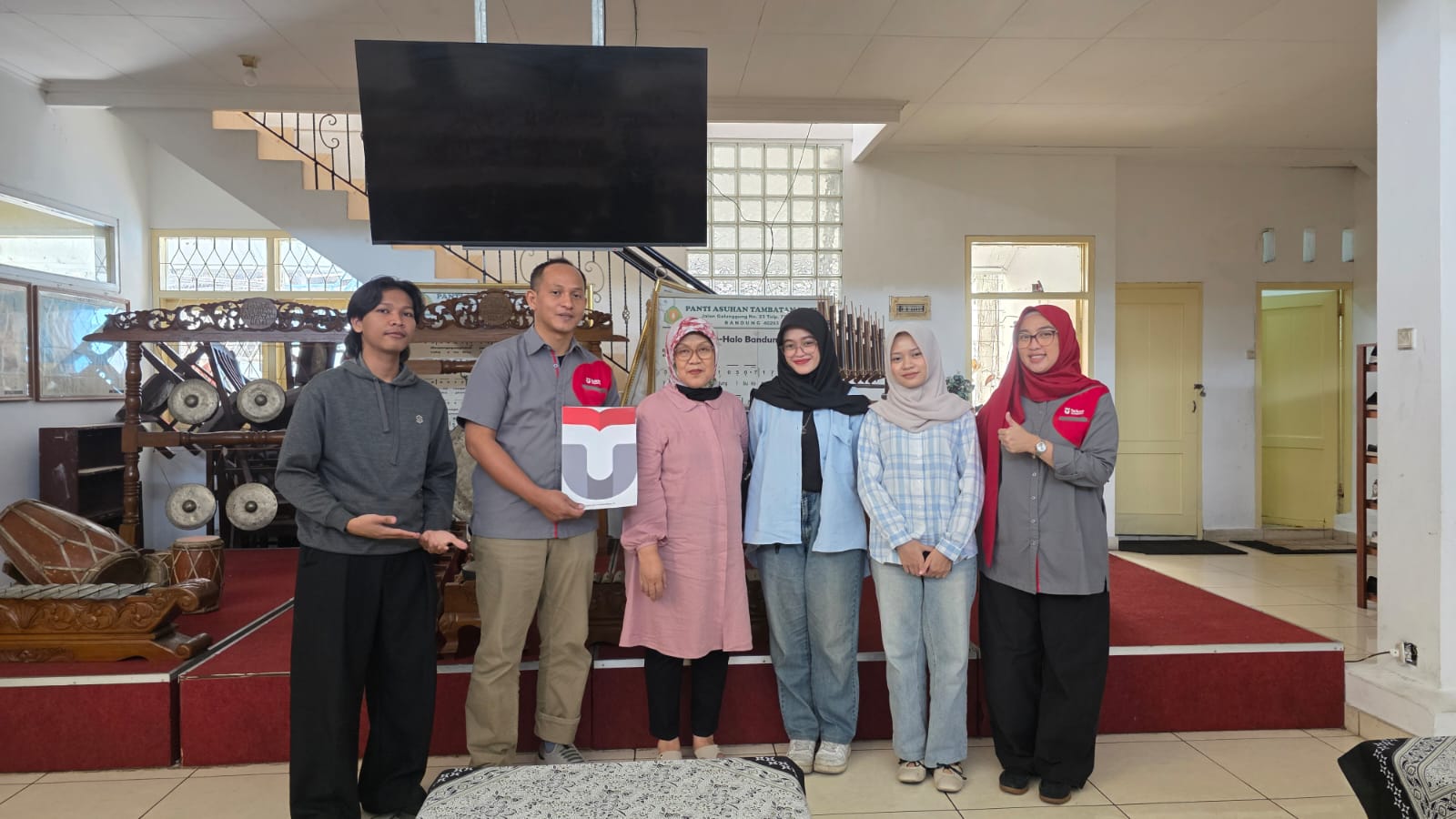 Perancangan Interior Sign System Berbasis Environmental Graphic Design sebagai Upaya Penguatan Identitas Visual Panti Asuhan Tambatan Hati Kota Bandung Perancangan Interior Sign System Berbasis Environmental Graphic Design sebagai Upaya Penguatan Identitas Visual Panti Asuhan Tambatan Hati Kota Bandung