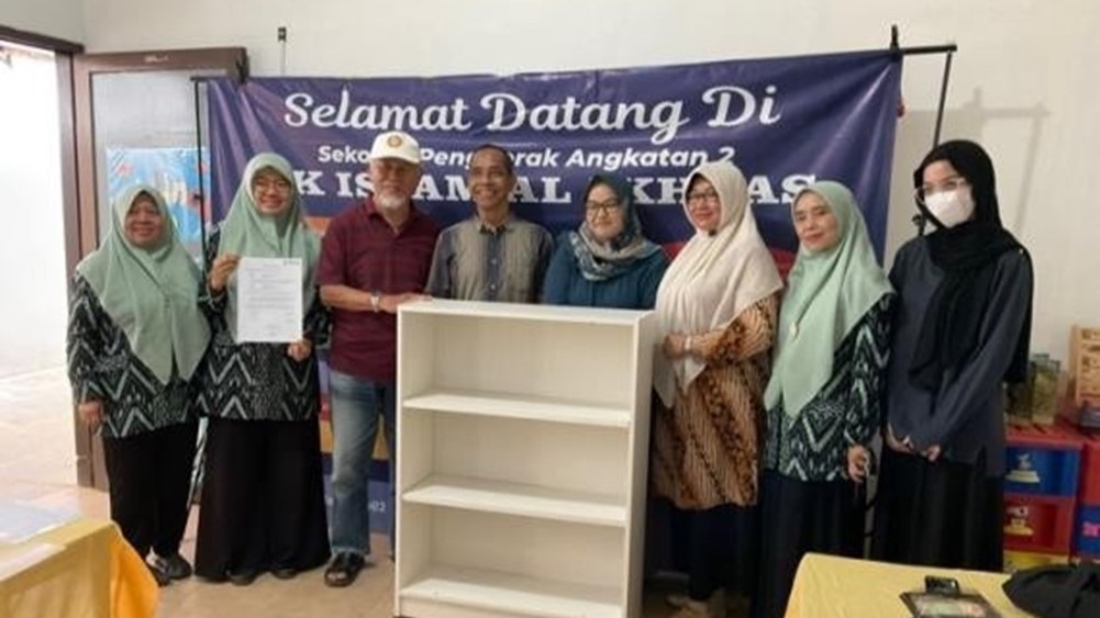 Melalui Kegiatan Pengabdian Masyarakat, Tim Dosen Prodi Desain Interior mengenalkan Arsitektur Nusantara melalui sarana sekolah.