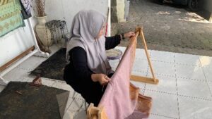 MENDESAIN FASILITAS DUDUK ERGONOMIS BAGI PENGRAJIN BATIK TULIS STUDIO HASAN BATIK BANDUNG