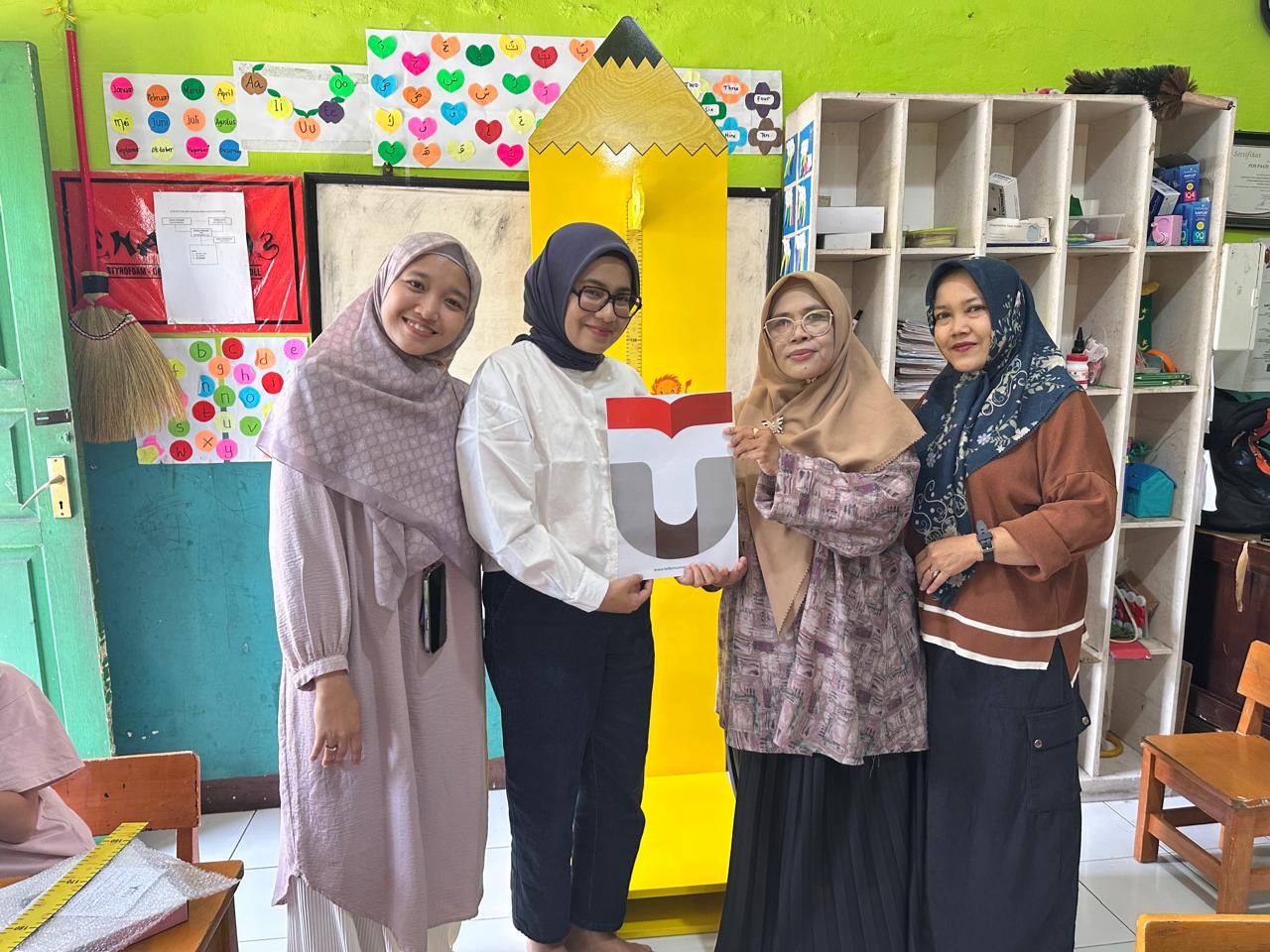 Inovasi Wall Treatment Multifungsi untuk Monitoring Tumbuh Kembang Anak di Pos PAUD Fathonah Bandung